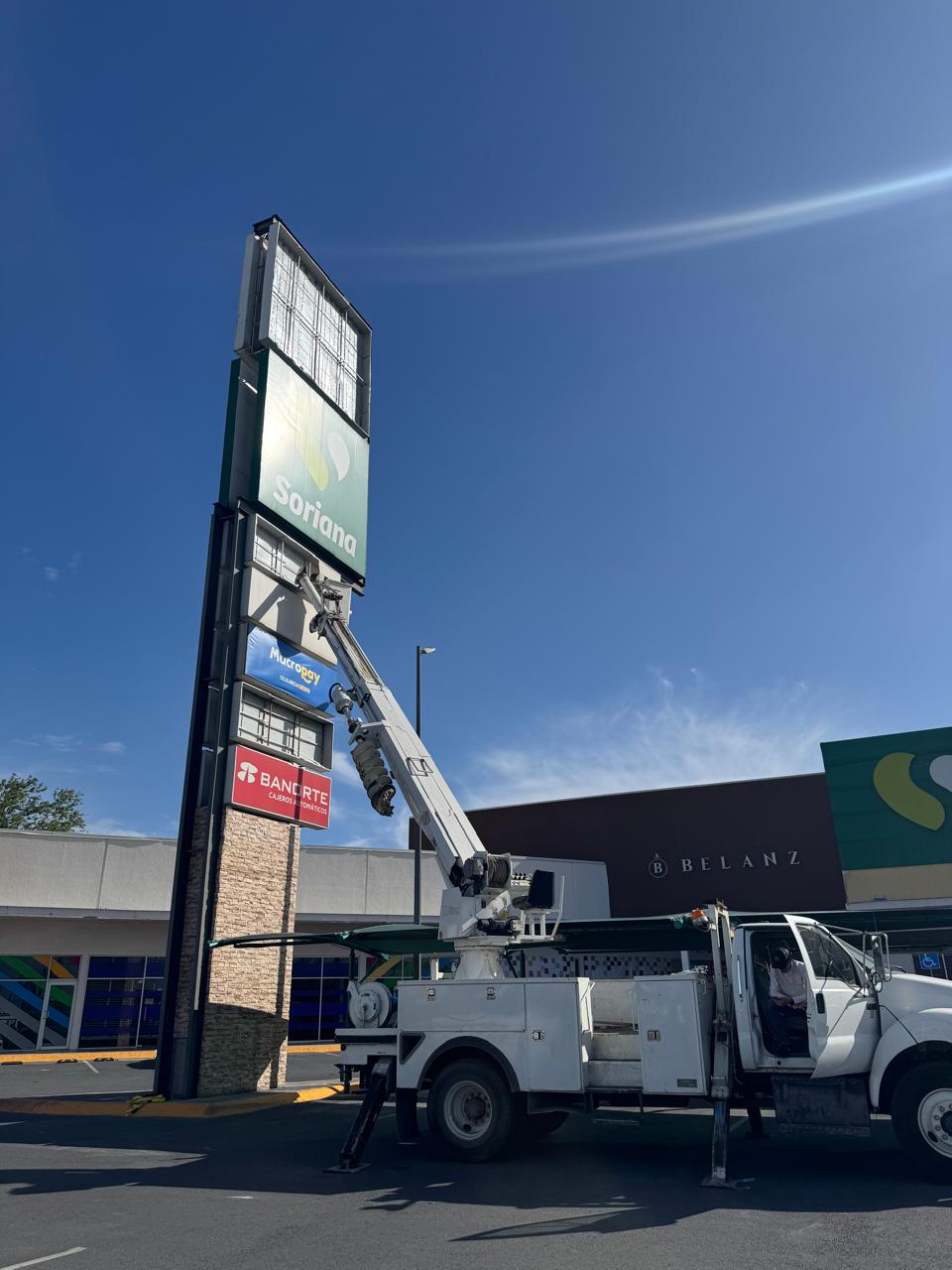 Publicidad exterior - Árbol Estudio 33